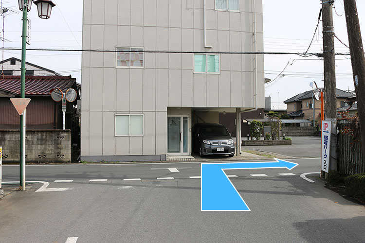 02.突き当りを右折します。